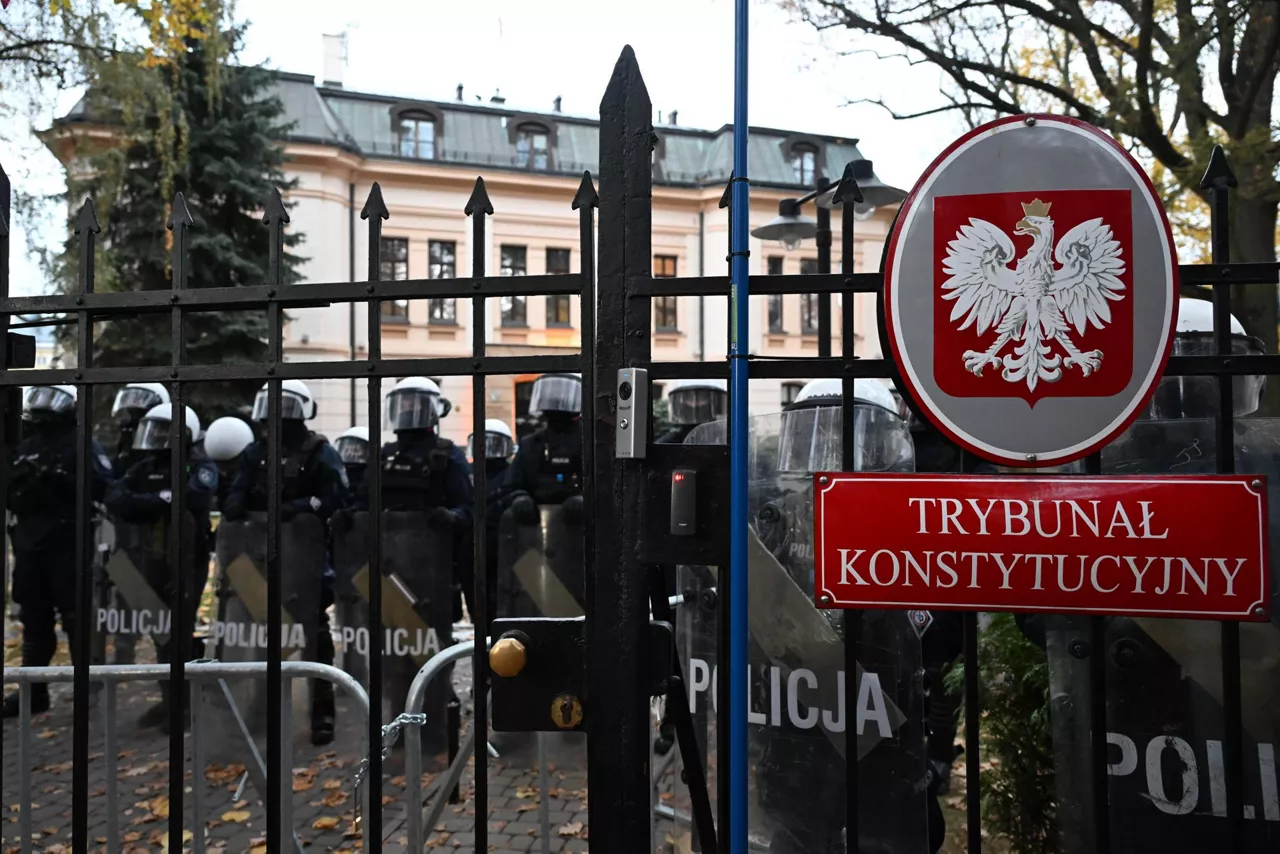 WARSAW (Poland), 31/10/2026.- Polish police deploy on the grounds of Poland's Constitutional Tribunal in Warsaw, Poland, 31 October 2026. The Warsaw Police Headquarters (KSP) said on 30 October that officers were deployed on court grounds, without entering the building, to secure the perimeter and maintain public order following a security warning from tribunal judge Anna Korwin-Piotrowska, prompting Polish President Karol Nawrocki to abruptly abort an official flight to Senegal and return home amid escalating political friction over the Tribunal. (Polonia, Varsovia) EFE/EPA/Radek Pietruszka POLAND OUT
