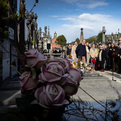 SAN SEBASTIÁN, 07/02/2026.- La familia del histórico dirigente socialista asesinado por ETA Fernando Múgica ha celebrado un acto este sábado en el cementerio de Polloe de San Sebastián para conmemorar el 30 aniversario de su muerte. EFE/Javier Etxezarreta
