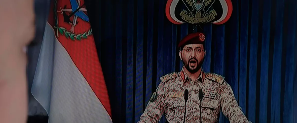 SANA'A (Yemen), 20/07/2026.- A person watches Houthi military spokesman Yahya Sarea deliver a televised statement in Sana'a, Yemen, 20 July 2026. Yemen's Houthis announced a maritime embargo against Saudi Arabia amid escalating tensions following the bombing of Sana'a airport on 13 July, according to a statement by Houthi military spokesman Yahya Sarea. (Arabia Saudita) EFE/EPA/YAHYA ARHAB

