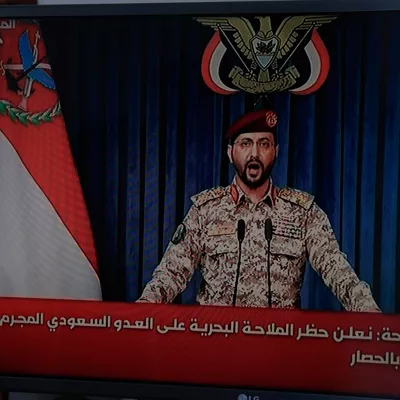 SANA'A (Yemen), 20/07/2026.- A person watches Houthi military spokesman Yahya Sarea deliver a televised statement in Sana'a, Yemen, 20 July 2026. Yemen's Houthis announced a maritime embargo against Saudi Arabia amid escalating tensions following the bombing of Sana'a airport on 13 July, according to a statement by Houthi military spokesman Yahya Sarea. (Arabia Saudita) EFE/EPA/YAHYA ARHAB
