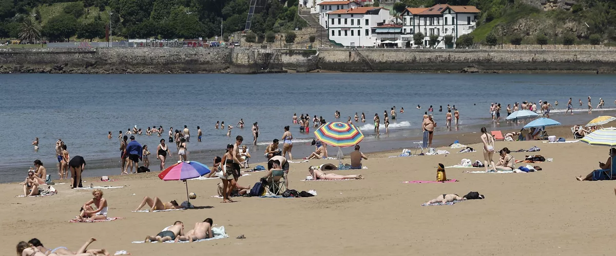 GETXO (BIZKAIA), 22/05/2026.- Cientos de personas han acudido a la playa de Ereaga en Getxo (Bizkaia) este viernes, jornada en la que seis comunidades autónomas, entre ellas el País Vasco, se encuentran en aviso amarillo (riesgo importante) por altas temperaturas que pueden superar los 34-38 grados.  EFE/ Miguel Toña
