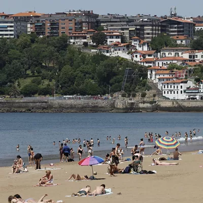 GETXO (BIZKAIA), 22/05/2026.- Cientos de personas han acudido a la playa de Ereaga en Getxo (Bizkaia) este viernes, jornada en la que seis comunidades autónomas, entre ellas el País Vasco, se encuentran en aviso amarillo (riesgo importante) por altas temperaturas que pueden superar los 34-38 grados.  EFE/ Miguel Toña
