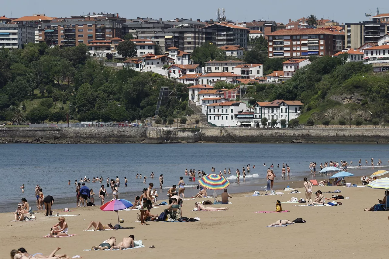 GETXO (BIZKAIA), 22/05/2026.- Cientos de personas han acudido a la playa de Ereaga en Getxo (Bizkaia) este viernes, jornada en la que seis comunidades autónomas, entre ellas el País Vasco, se encuentran en aviso amarillo (riesgo importante) por altas temperaturas que pueden superar los 34-38 grados.  EFE/ Miguel Toña
