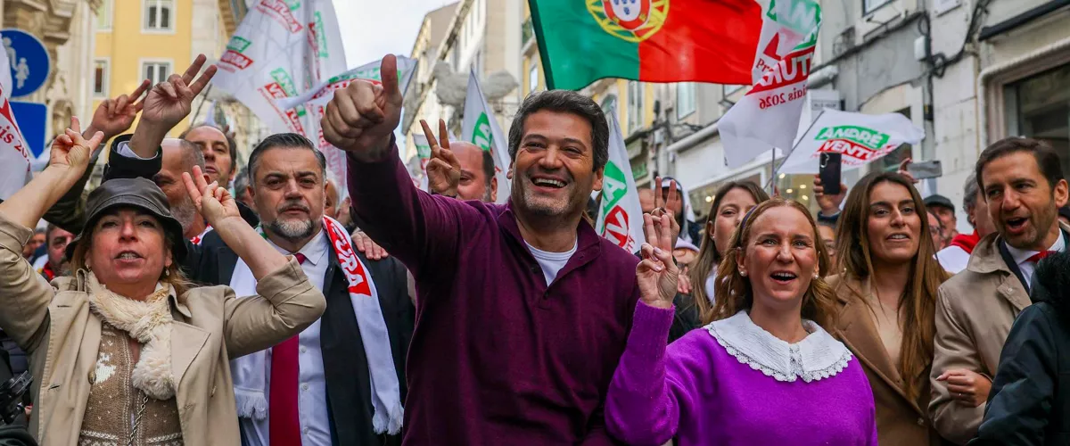 Lisbon (Portugal), 16/01/2026.- Presidential candidate Andre Ventura (C) accompanied by his wife Dina Nunes Ventura (C-R) during an election campaign in Chiado, downtown Lisbon, Portugal, 16 January 2026. The Portuguese will elect their new president on 18 January. (Elecciones, Lisboa) EFE/EPA/TIAGO PETINGA
