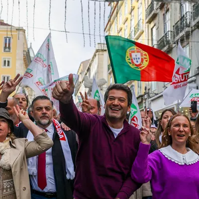 Lisbon (Portugal), 16/01/2026.- Presidential candidate Andre Ventura (C) accompanied by his wife Dina Nunes Ventura (C-R) during an election campaign in Chiado, downtown Lisbon, Portugal, 16 January 2026. The Portuguese will elect their new president on 18 January. (Elecciones, Lisboa) EFE/EPA/TIAGO PETINGA
