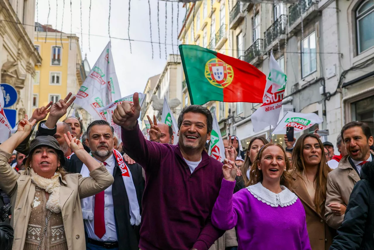 Lisbon (Portugal), 16/01/2026.- Presidential candidate Andre Ventura (C) accompanied by his wife Dina Nunes Ventura (C-R) during an election campaign in Chiado, downtown Lisbon, Portugal, 16 January 2026. The Portuguese will elect their new president on 18 January. (Elecciones, Lisboa) EFE/EPA/TIAGO PETINGA
