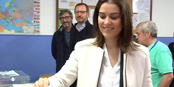 Leticia Comeron (PP Gasteiz), botoa ematen. (Argazkia: EiTB)