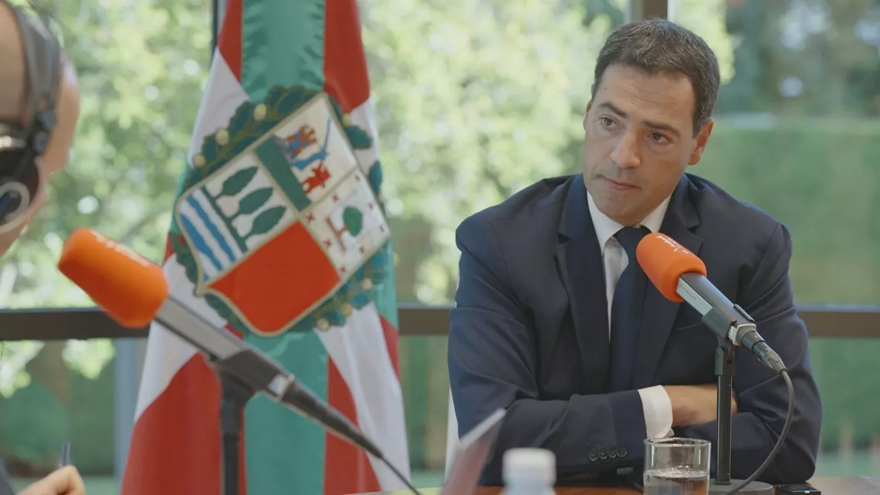 Lan-urte politikoa hasi berritan Euskadi Irratian eskainitako lehen elkarrizketan lehendakariak adierazi duenez, "bizi garen sarraskia ikusita, egia da hori ere kontuan hartu behar dela, baina ahaztu gabe kontratua duela sei urte sinatu zela". 