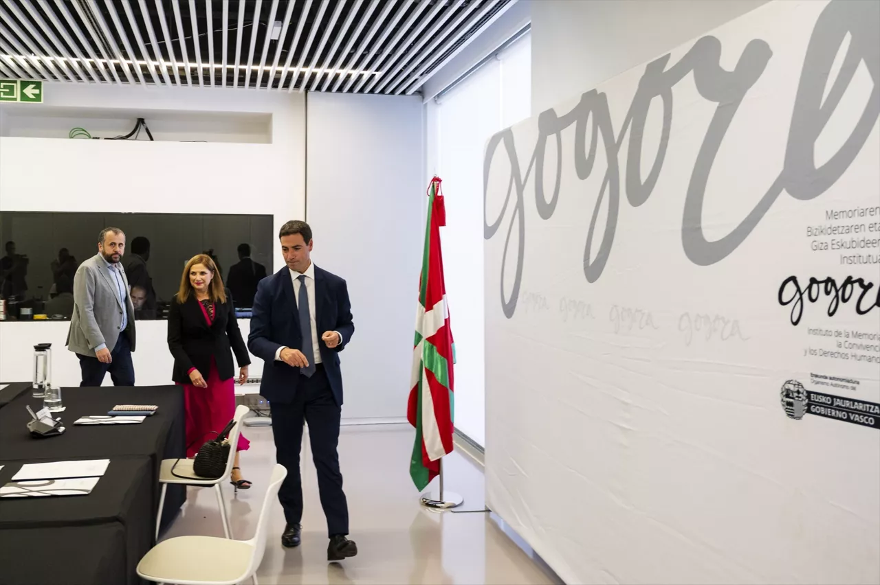 El lehendakari, Imanol Pradales, en la sede de Gogora en Bilbao



REMITIDA / HANDOUT por JON RODRIGUEZ BILBAO

Fotografía remitida a medios de comunicación exclusivamente para ilustrar la noticia a la que hace referencia la imagen, y citando la procedencia de la imagen en la firma

21/10/2025