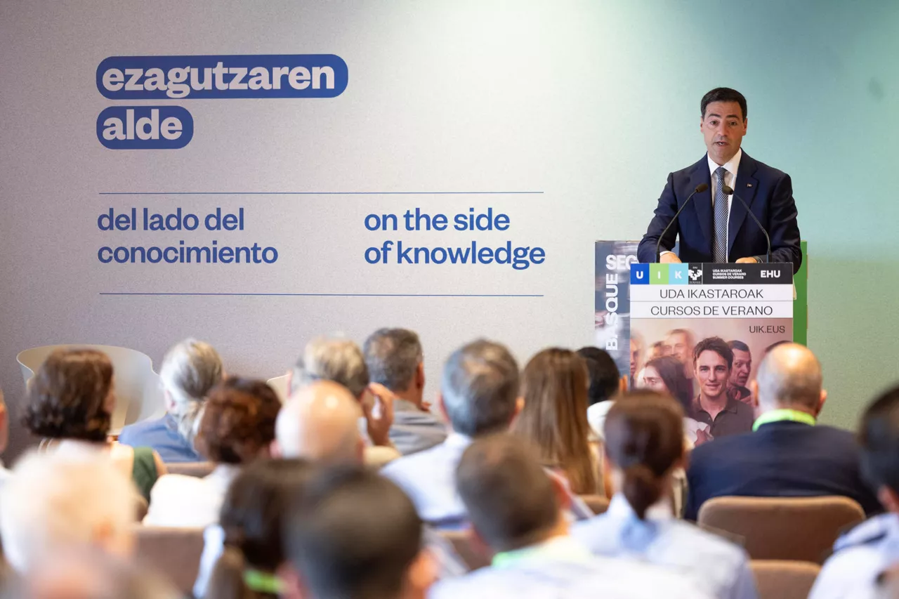 SAN SEBASTIÁN, 16/07/2026.- El lehendakari, Imanol Pradales, ha inaugurado este jueves en San Sebastián un Curso de Verano que servirá para poner fin al proceso Basque Segurtasun Foroa y en el que se analizarán cuestiones relacionadas con la seguridad, los riesgos climáticos, las adicciones o la salud metal. EFE/Javier Etxezarreta

