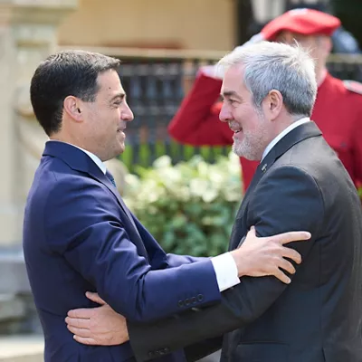 VITORIA, 20/05/2026.- El lehendakari, Imanol Pradales (i), y el presidente de Canarias, Fernando Clavijo, se han reunido este miércoles en el palacio de Ajuria Enea en Vitoria para tratar asuntos como la política migratoria, las medidas para paliar las consecuencias económica de la guerra de Irán y los acuerdos de colaboración en materia de innovación y de políticas sociales que se mantienen ambas comunidades. EFE/ADRIAN RUIZ HIERRO

