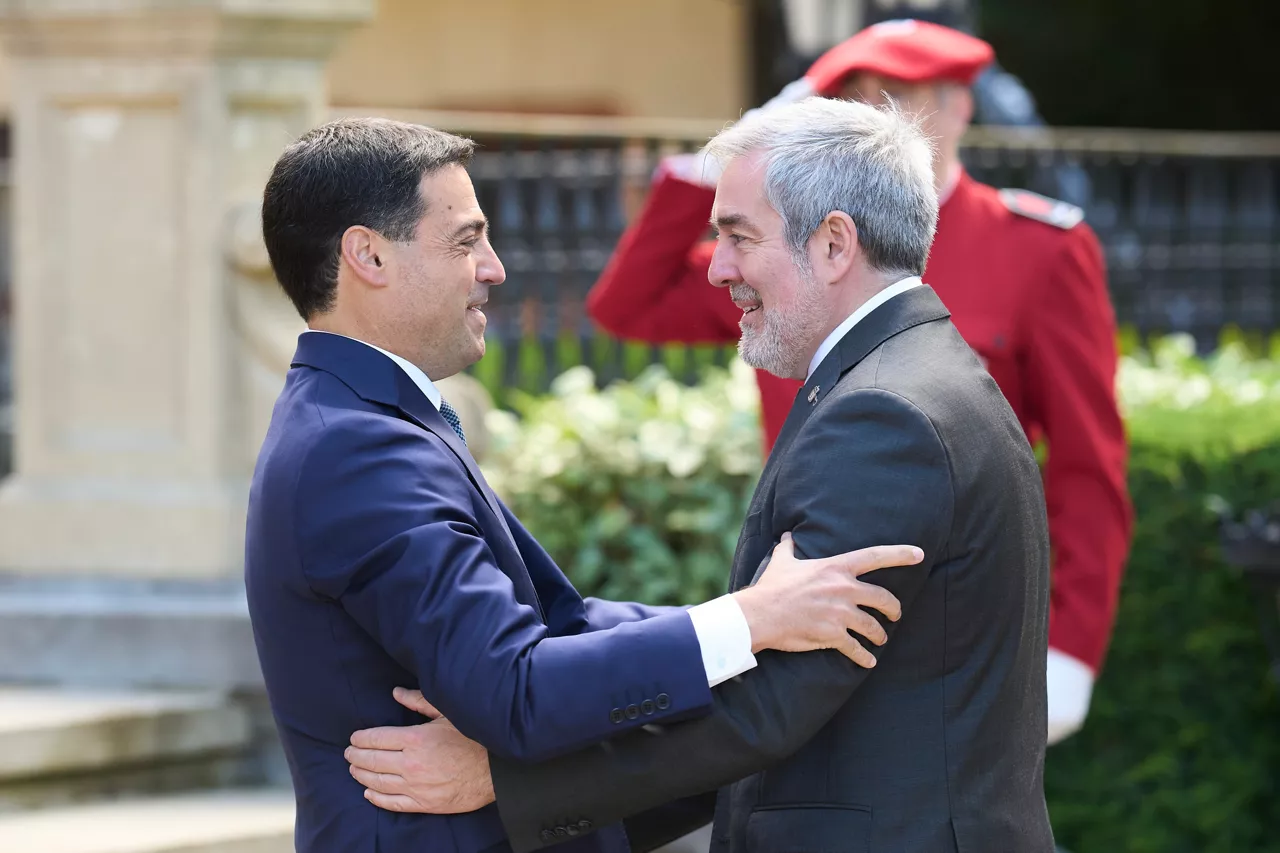 VITORIA, 20/05/2026.- El lehendakari, Imanol Pradales (i), y el presidente de Canarias, Fernando Clavijo, se han reunido este miércoles en el palacio de Ajuria Enea en Vitoria para tratar asuntos como la política migratoria, las medidas para paliar las consecuencias económica de la guerra de Irán y los acuerdos de colaboración en materia de innovación y de políticas sociales que se mantienen ambas comunidades. EFE/ADRIAN RUIZ HIERRO
