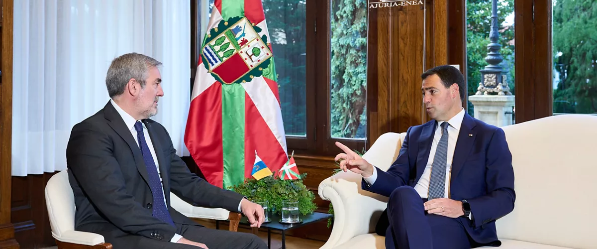 VITORIA, 20/05/2026.- El lehendakari, Imanol Pradales (d), y el presidente de Canarias, Fernando Clavijo, se han reunido este miércoles en Ajuria Enea para tratar asuntos como la política migratoria, las medidas para paliar las consecuencias económica de la guerra de Irán y los acuerdos de colaboración en materia de innovación y de políticas sociales que se mantienen ambas comunidades.. EFE/ADRIAN RUIZ HIERRO
