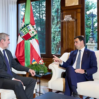 VITORIA, 20/05/2026.- El lehendakari, Imanol Pradales (d), y el presidente de Canarias, Fernando Clavijo, se han reunido este miércoles en Ajuria Enea para tratar asuntos como la política migratoria, las medidas para paliar las consecuencias económica de la guerra de Irán y los acuerdos de colaboración en materia de innovación y de políticas sociales que se mantienen ambas comunidades.. EFE/ADRIAN RUIZ HIERRO
