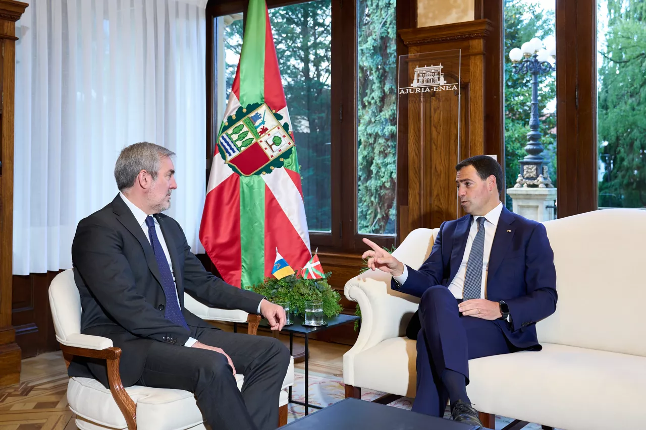 VITORIA, 20/05/2026.- El lehendakari, Imanol Pradales (d), y el presidente de Canarias, Fernando Clavijo, se han reunido este miércoles en Ajuria Enea para tratar asuntos como la política migratoria, las medidas para paliar las consecuencias económica de la guerra de Irán y los acuerdos de colaboración en materia de innovación y de políticas sociales que se mantienen ambas comunidades.. EFE/ADRIAN RUIZ HIERRO
