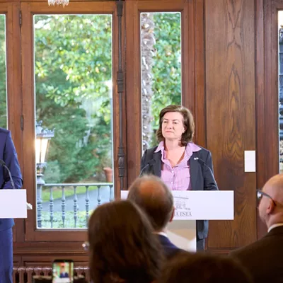 Euskadi firma el memorando de colaboración con Gales. Imanol Pradales y Eluned Morgan