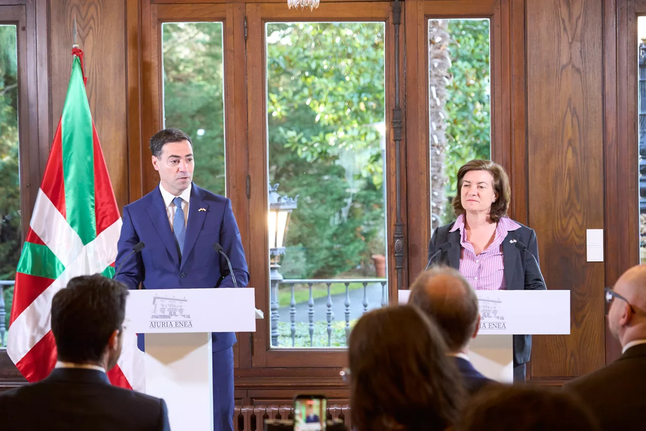 Euskadi firma el memorando de colaboración con Gales. Imanol Pradales y Eluned Morgan