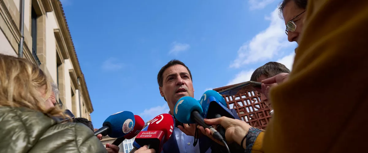 VITORIA, 12/03/2026.- El lehendakari Imanol Pradales ha ofrecido declaraciones a los medios de comunicación este jueves, al término del Pleno del Parlamento Vasco, en las que ha explicado que, junto al presidente de Canarias, Fernando Clavijo, han remitido una carta conjunta al presidente del Gobierno, Pedro Sánchez, en la que solicitan la convocatoria urgente de una Conferencia de Presidentes u otro órgano similar para analizar las consecuencias de la guerra de Irán y estudiar medidas de forma coordinada para mitigar sus efectos sobre la economía, el tejido productivo del país y los ciudadanos. EFE/ Adrián Ruiz Hierro
