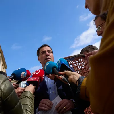 VITORIA, 12/03/2026.- El lehendakari Imanol Pradales ha ofrecido declaraciones a los medios de comunicación este jueves, al término del Pleno del Parlamento Vasco, en las que ha explicado que, junto al presidente de Canarias, Fernando Clavijo, han remitido una carta conjunta al presidente del Gobierno, Pedro Sánchez, en la que solicitan la convocatoria urgente de una Conferencia de Presidentes u otro órgano similar para analizar las consecuencias de la guerra de Irán y estudiar medidas de forma coordinada para mitigar sus efectos sobre la economía, el tejido productivo del país y los ciudadanos. EFE/ Adrián Ruiz Hierro
