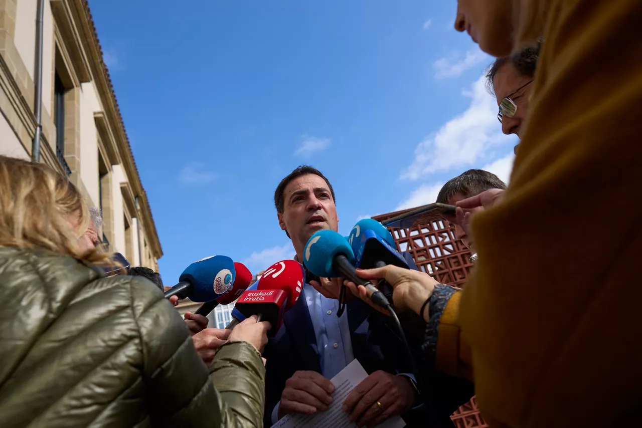 VITORIA, 12/03/2026.- El lehendakari Imanol Pradales ha ofrecido declaraciones a los medios de comunicación este jueves, al término del Pleno del Parlamento Vasco, en las que ha explicado que, junto al presidente de Canarias, Fernando Clavijo, han remitido una carta conjunta al presidente del Gobierno, Pedro Sánchez, en la que solicitan la convocatoria urgente de una Conferencia de Presidentes u otro órgano similar para analizar las consecuencias de la guerra de Irán y estudiar medidas de forma coordinada para mitigar sus efectos sobre la economía, el tejido productivo del país y los ciudadanos. EFE/ Adrián Ruiz Hierro

