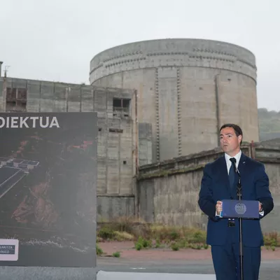 GRAFCAV2580. BILBAO, 27/04/2026.-El lehendakari Imanol Pradales durante su intervención este lunes en los terrenos de la antigua central nuclear de Lemoiz donde acogerán un proyecto acuicola para la cría de los "primeros lenguados 'made in Euskadi'", impulsado por la empresa Sea Eight, con una inversión público-privada de 170 millones de euros en los próximos diez años, que creará 200 empleos directos y 3.000 toneladas anuales de producción.EFE/Luis Tejido
