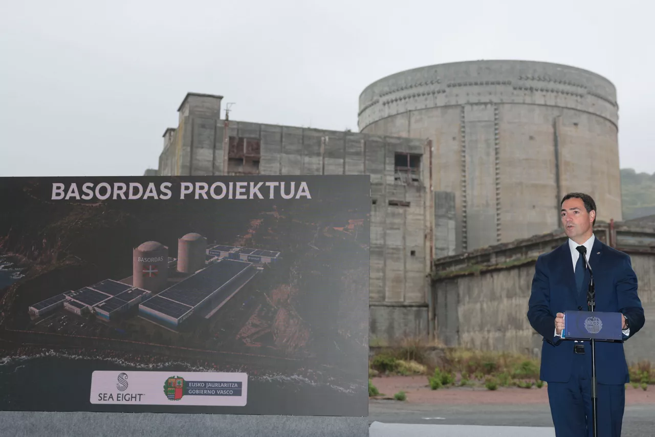 GRAFCAV2580. BILBAO, 27/04/2026.-El lehendakari Imanol Pradales durante su intervención este lunes en los terrenos de la antigua central nuclear de Lemoiz donde acogerán un proyecto acuicola para la cría de los "primeros lenguados 'made in Euskadi'", impulsado por la empresa Sea Eight, con una inversión público-privada de 170 millones de euros en los próximos diez años, que creará 200 empleos directos y 3.000 toneladas anuales de producción.EFE/Luis Tejido
