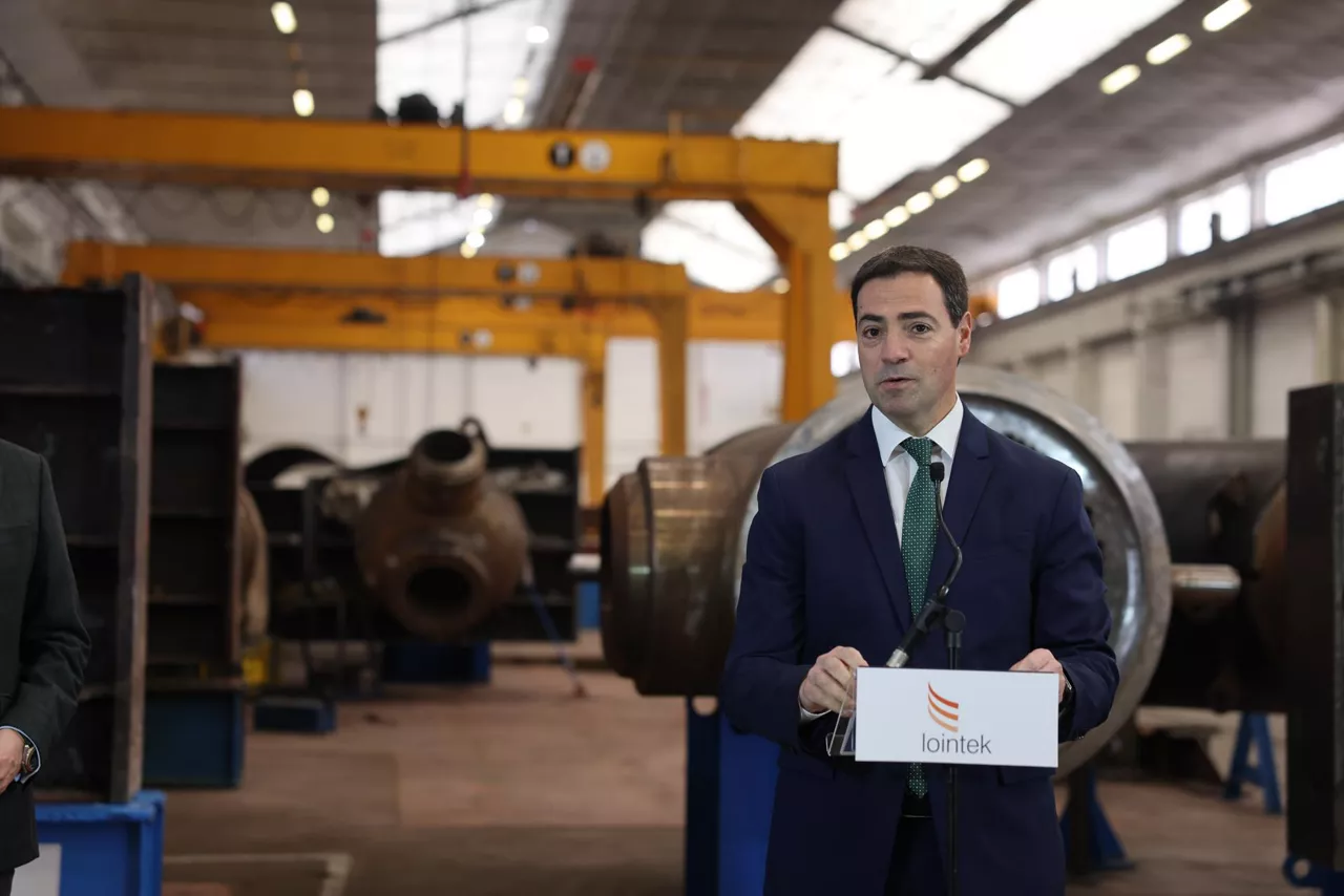 Imanol Pradales durante su visita a  Lointek