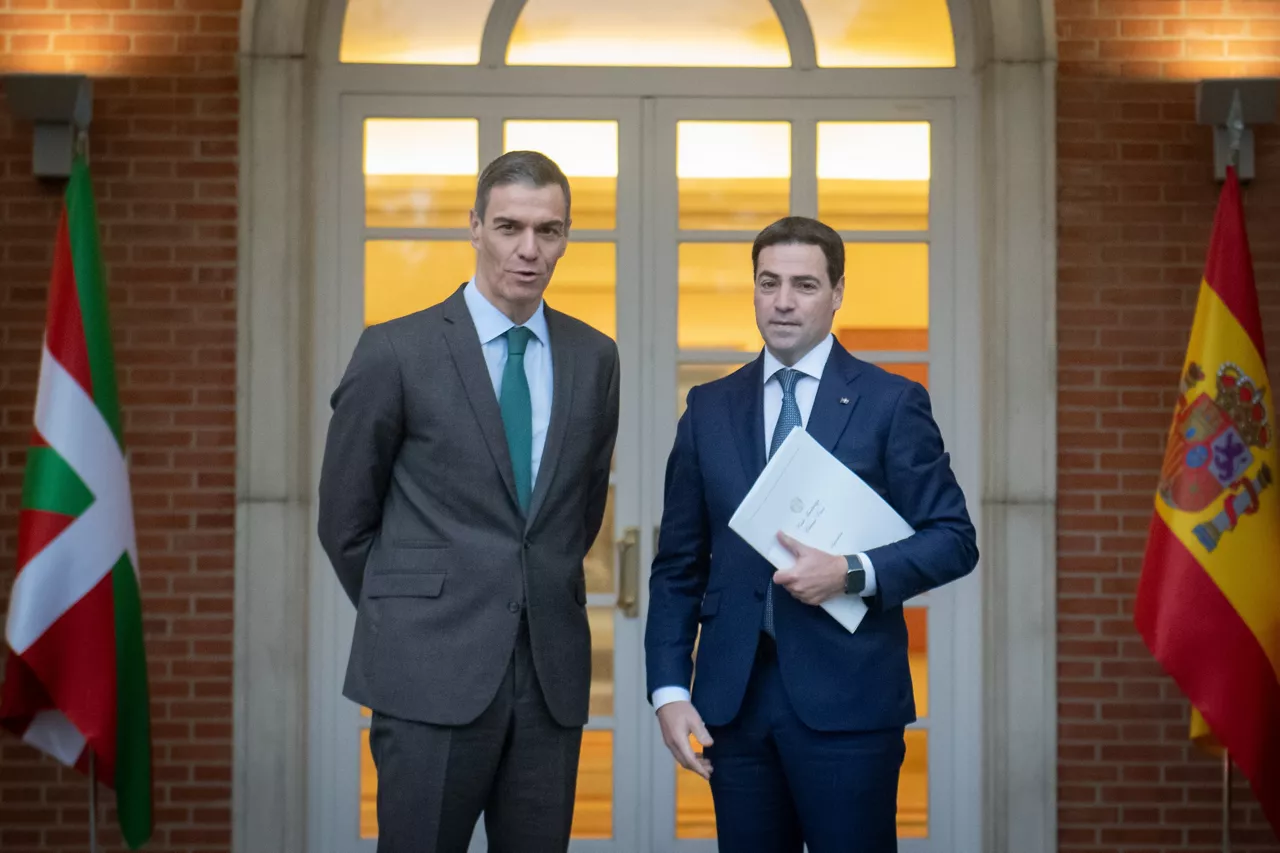 (Foto de ARCHIVO)

El presidente del Gobierno, Pedro Sánchez (i), recibe al lehendakari, Imanol Pradales (d), en el Complejo de la Moncloa, a 27 de enero de 2026, en Madrid (España). Pradales, y Sánchez han analizado asuntos de interés común, antes de concretar el encuentro bilateral que tienen pendiente para cerrar los compromisos pendientes de cumplimiento, entre ellos la culminación del Estatuto de Gernika, con el traspaso de la totalidad de materias contempladas para Euskadi en el texto estatutario.



Fernando Sánchez / Europa Press

27/1/2026
