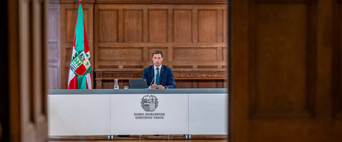 SAN SEBASTIÁN, 27/08/2026.- El lehendakari, Imanol Pradales, ha dado inicio este jueves al curso político vasco con su tradicional intervención tras presidir la primera reunión del Consejo de Gobierno del Ejecutivo autonómico vasco después de las vacaciones de verano que, como cada año, tiene lugar en San Sebastián. EFE/Javier Etxezarreta
