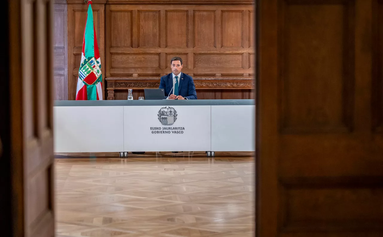 SAN SEBASTIÁN, 27/08/2026.- El lehendakari, Imanol Pradales, ha dado inicio este jueves al curso político vasco con su tradicional intervención tras presidir la primera reunión del Consejo de Gobierno del Ejecutivo autonómico vasco después de las vacaciones de verano que, como cada año, tiene lugar en San Sebastián. EFE/Javier Etxezarreta
