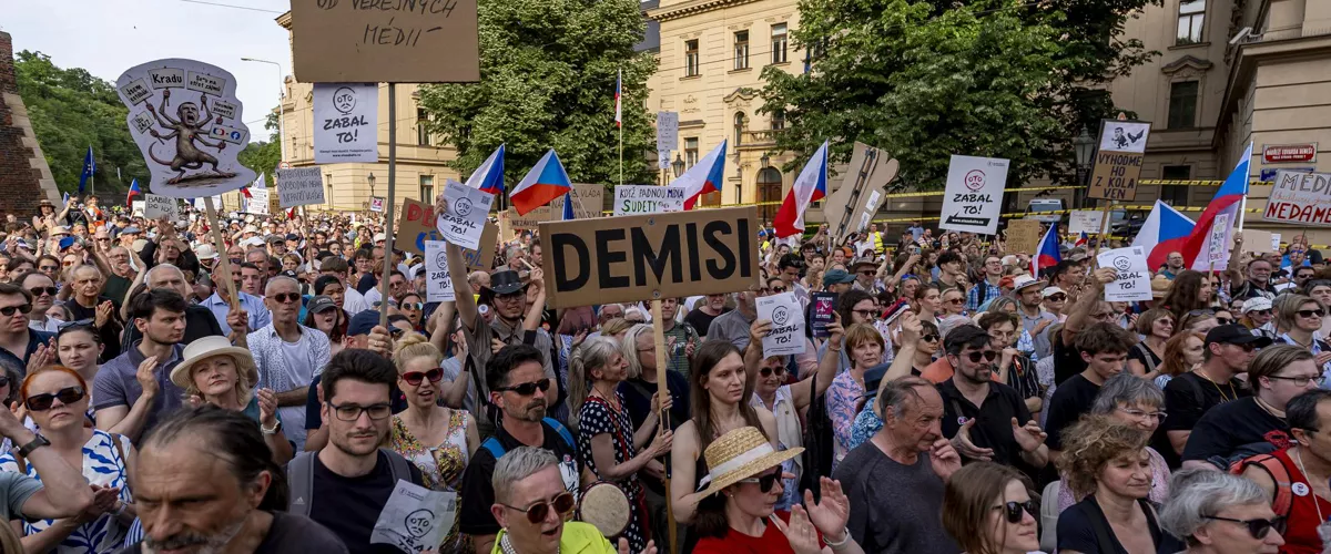 Prague (Czech Republic), 24/05/2026.- People take part in a protest in support of public service media and against proposed funding changes outside the Czech Ministry of Culture in Prague, Czech Republic, 24 May 2026. Participants protested a bill proposed by the government of Prime Minister Andrej Babis to change the funding model for Czech Television and Czech Radio, saying the proposed changes could threaten public service media independence. (Protestas, República Checa, Praga) EFE/EPA/STRINGER
