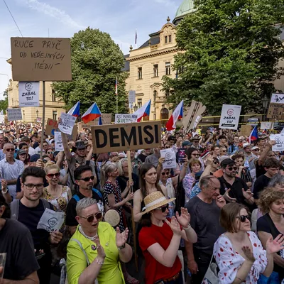 Prague (Czech Republic), 24/05/2026.- People take part in a protest in support of public service media and against proposed funding changes outside the Czech Ministry of Culture in Prague, Czech Republic, 24 May 2026. Participants protested a bill proposed by the government of Prime Minister Andrej Babis to change the funding model for Czech Television and Czech Radio, saying the proposed changes could threaten public service media independence. (Protestas, República Checa, Praga) EFE/EPA/STRINGER
