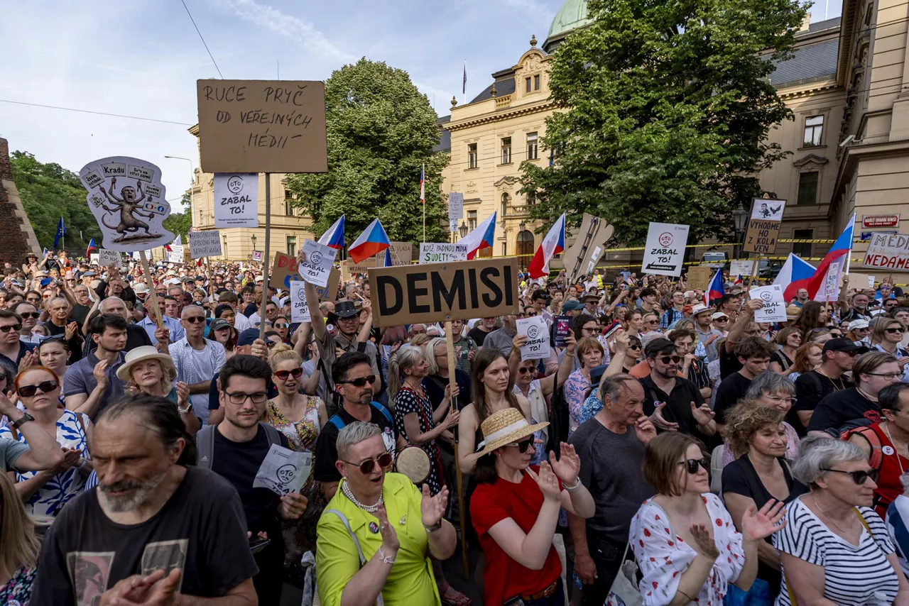 Prague (Czech Republic), 24/05/2026.- People take part in a protest in support of public service media and against proposed funding changes outside the Czech Ministry of Culture in Prague, Czech Republic, 24 May 2026. Participants protested a bill proposed by the government of Prime Minister Andrej Babis to change the funding model for Czech Television and Czech Radio, saying the proposed changes could threaten public service media independence. (Protestas, República Checa, Praga) EFE/EPA/STRINGER
