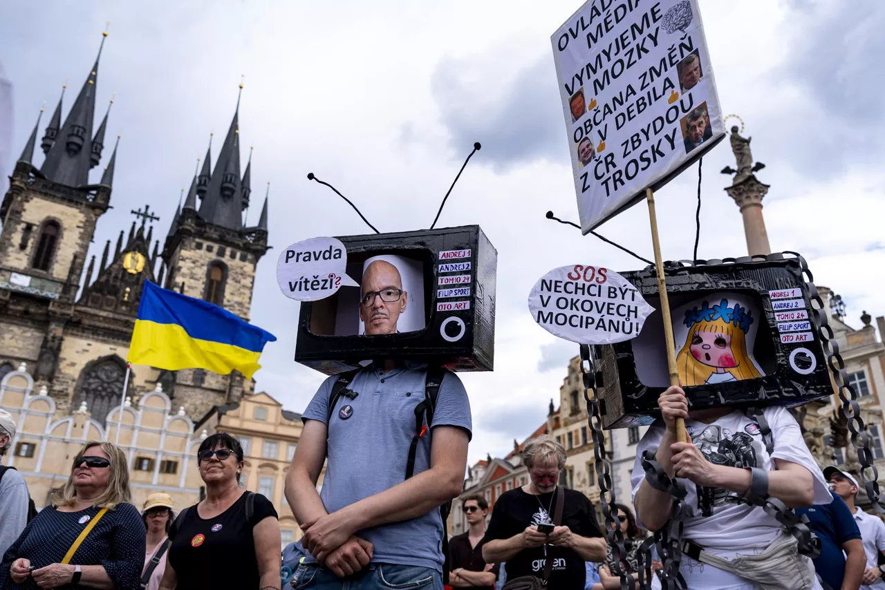 Prague (Czech Republic), 24/05/2026.- A person wears a television-shaped costume reading “Truth will prevail” and featuring Czech Culture Minister Oto Klempir during a protest in support of public service media at Old Town Square in Prague, Czech Republic, 24 May 2026. Participants protested a bill proposed by the government of Prime Minister Andrej Babis to change the funding model for Czech Television and Czech Radio, saying the proposed changes could threaten public service media independence. (Protestas, República Checa, Praga) EFE/EPA/STRINGER
