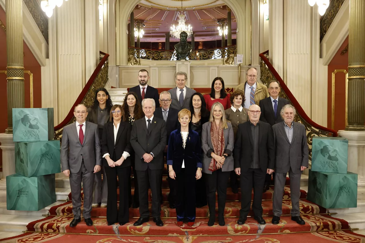 Foto de familia de los premiados Sabino Arana 2025