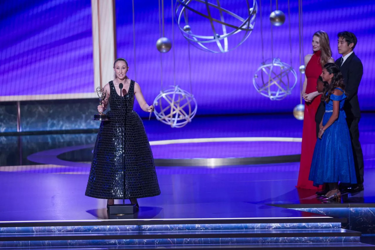 Actor Erin Doherty ("Adolescence") picking up the Emmy. Photo: EFE