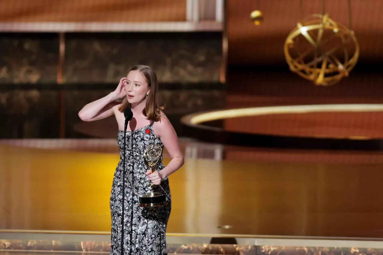 Actress Hannah Einbinder ("Hacks") picking up the Emmy. Photo: EFE