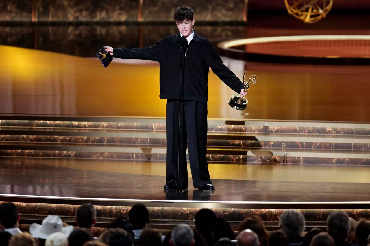 Actor Owen Cooper ("Adolescence") picking up the Emmy. Photo: EFE