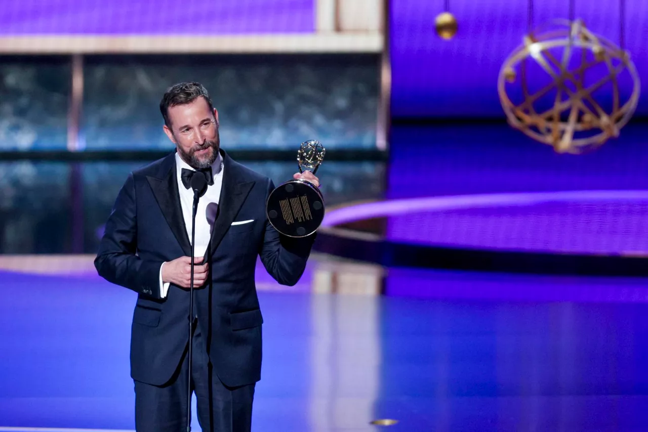 Noah Wyle ("The Pitt") picking up the Emmy. Photo: EFE