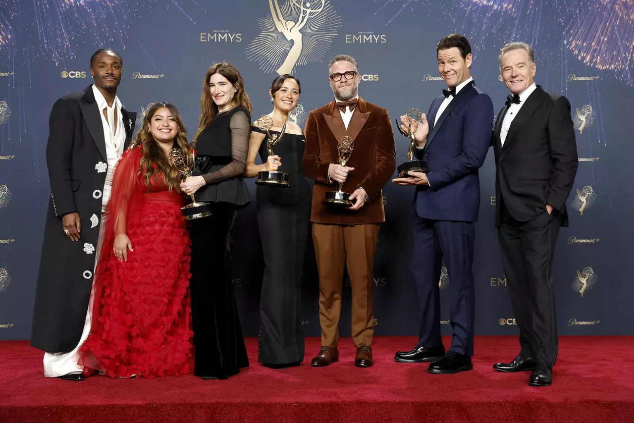 LOS ANGELES (United States), 15/09/2025.- (L-R) Dewayne Perkins, Keyla Monterroso Mejia, Kathryn Hahn,Chase Sui Wonders, Seth Rogen, Ike Barinholtz, and Bryan Cranston, winners of the award for outstanding comedy series for 'The Studio,' pose in the press room during the 77th annual Emmy Awards ceremony held at the Peacock Theater in Los Angeles, California, USA, 14 September 2025. The Emmys celebrate excellence in national primetime television programming. EFE/EPA/CAROLINE BREHMAN
