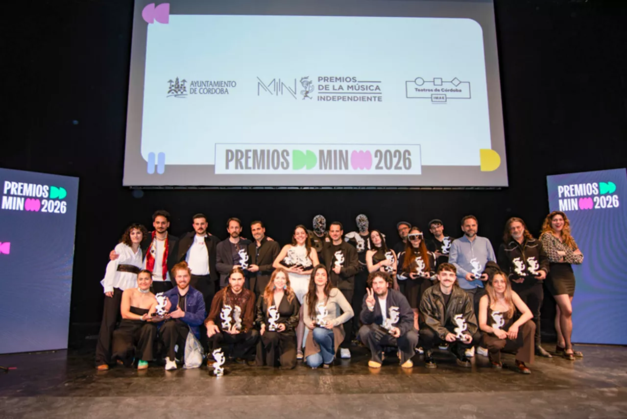 Foto de familia de ganadores y ganadoras de los premios MIN de la música independiente 2026.