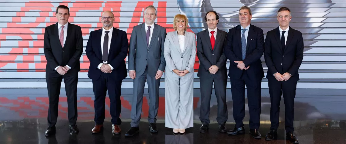 BARAKALDO (BIZKAIA), 25/02/2026.- El director del Bilbao Exhibition Centre (BEC), Xabier Basáñez (2d), ha participado este miércoles en la presentación de la 33ª edición de la Bienal Internacional de Máquina-Herramienta (BIEMH), que abrirá el calendario ferial de la fabricación avanzada del 2 al 6 de marzo. EFE/ Miguel Toña
