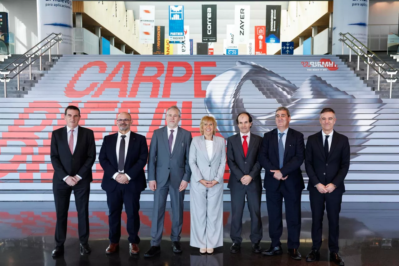 BARAKALDO (BIZKAIA), 25/02/2026.- El director del Bilbao Exhibition Centre (BEC), Xabier Basáñez (2d), ha participado este miércoles en la presentación de la 33ª edición de la Bienal Internacional de Máquina-Herramienta (BIEMH), que abrirá el calendario ferial de la fabricación avanzada del 2 al 6 de marzo. EFE/ Miguel Toña
