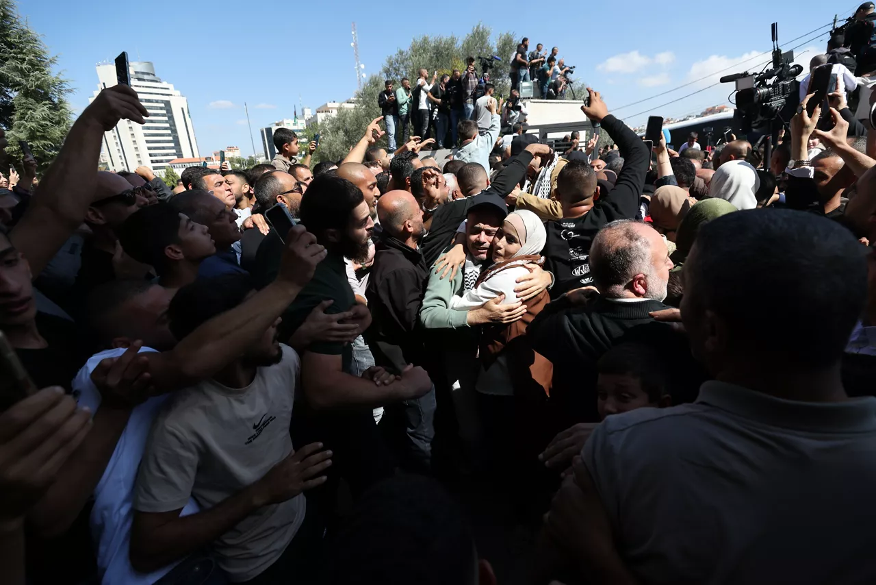 FOTODELDIA Ramala (-), 13/10/2025.- La gente saluda a los presos palestinos liberados a su llegada tras ser puestos en libertad de una cárcel israelí como parte del acuerdo de liberación entre Israel y Hamás, en la ciudad cisjordana de Ramala, el 13 de octubre de 2025. Como parte del acuerdo de alto el fuego entre Israel y Hamás, está previsto que el 13 de octubre sean liberados unos 20 cautivos israelíes y alrededor de 2000 presos palestinos. EFE/ALAA BADARNEH
