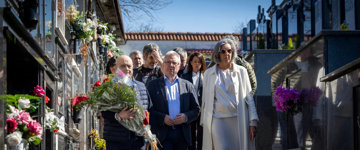 ORIO (GIPUZKOA), 21/03/2026.- El secretario general del PSE-EE de Gipuzkoa, José Ignacio Asensio (c), ha asistido este sabado al homenaje al edil socialista de Orio Juan Priede, asesinado por ETA en 2002, al que han asistido familiares de Priede y compañeros de partido. EFE/Javier Etxezarreta
