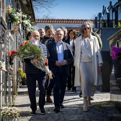 ORIO (GIPUZKOA), 21/03/2026.- El secretario general del PSE-EE de Gipuzkoa, José Ignacio Asensio (c), ha asistido este sabado al homenaje al edil socialista de Orio Juan Priede, asesinado por ETA en 2002, al que han asistido familiares de Priede y compañeros de partido. EFE/Javier Etxezarreta
