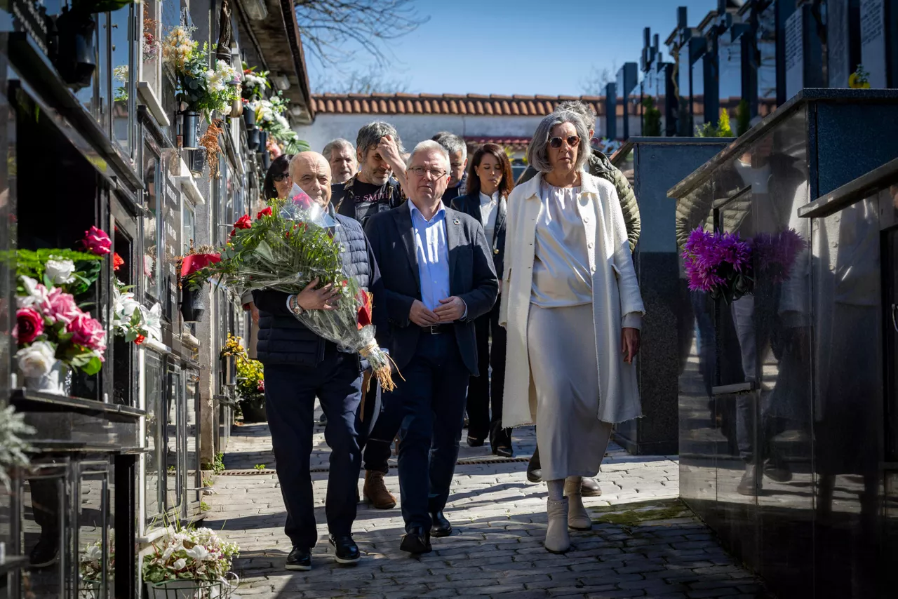 ORIO (GIPUZKOA), 21/03/2026.- El secretario general del PSE-EE de Gipuzkoa, José Ignacio Asensio (c), ha asistido este sabado al homenaje al edil socialista de Orio Juan Priede, asesinado por ETA en 2002, al que han asistido familiares de Priede y compañeros de partido. EFE/Javier Etxezarreta

