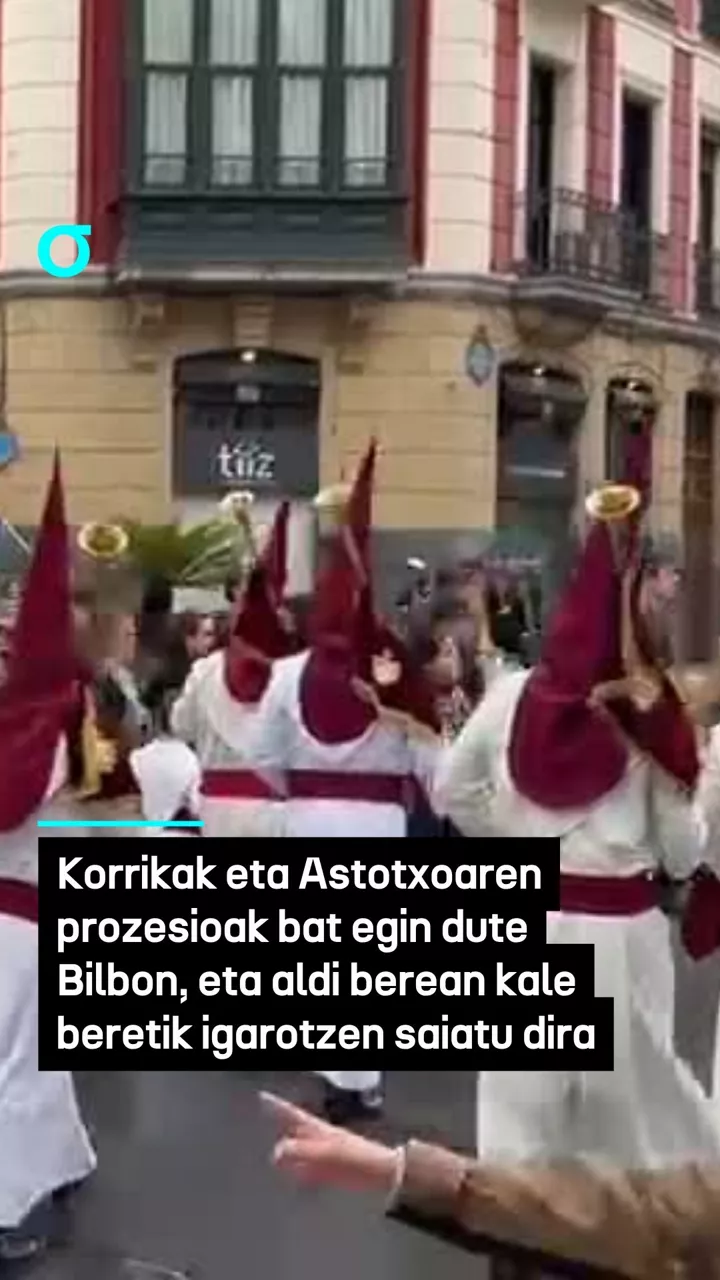 Korrikak eta Astotxoaren prozesioak bat egin dute Bilbon, eta aldi berean kale beretik igarotzen saiatu dira