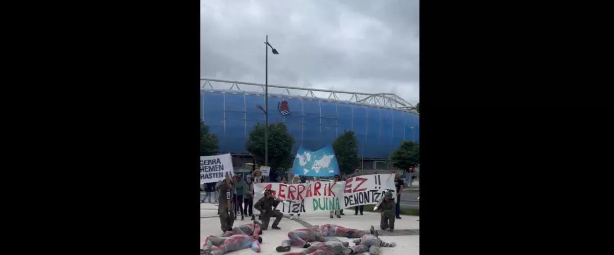 Denuncian ante el estadio de Anoeta la "limpieza de imagen" que hace el máximo accionista de Sapa con la Real