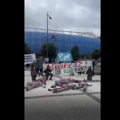 Denuncian ante el estadio de Anoeta la "limpieza de imagen" que hace el máximo accionista de Sapa con la Real